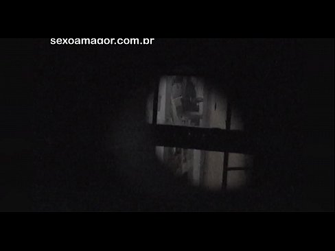 ❤️ Blondie estas sekrete filmita fare de najbara voyeur kaŝita malantaŭ kavaj brikoj ❤️❌ Porno ĉe ni ❤