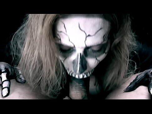 ❤️ Demona knabino suĉanta kokon per sia nigra buŝo kaj glutante kumon. ❤️❌ Porno ĉe ni ❤