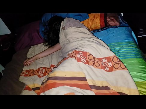 ❤️ Vicfilo kritikante sian junan duonpatrinon dum ŝi dormas. ❤️❌ Porno ĉe ni ❤