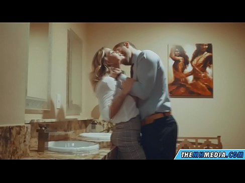 ❤️ Kiam belplena blondulo delogas vin en publika necesejo ❤️❌ Porno ĉe ni ❤